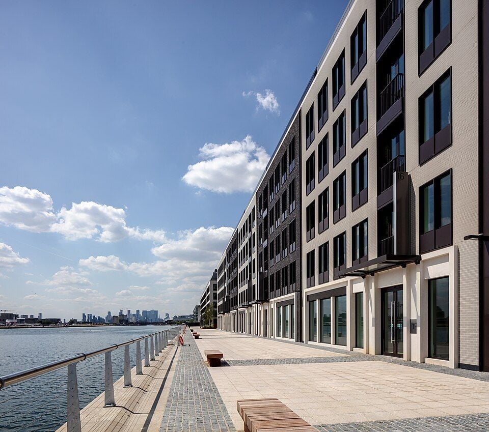 credit: https://prestigestudentliving.com/cdn-cgi/image/format=auto,quality=75,width=1000/https://api.prestigestudentliving.com/wp-content/uploads/2026/09/External-Dockside_processed.jpg