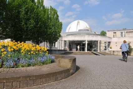 credit: https://www.conferencecambridge.com/wp-content/uploads/2011/09/OLI_9062Lodge-Entrance-Tulips-530x398.jpg