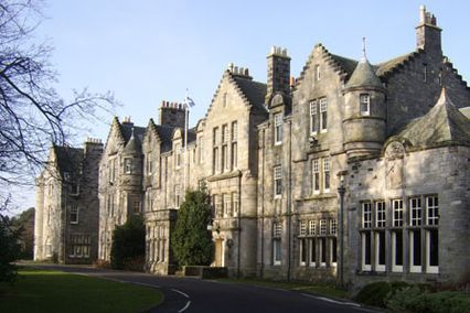 credit: https://www.st-andrews.ac.uk/media/residential-and-business-services/studentaccommodationservices/residences/universityhall/University_Hall_01.jpg