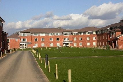 credit: http://www2.warwick.ac.uk/services/accommodation/studentaccommodation/all/campus/residences/heronbank/photos/herlg5.jpg