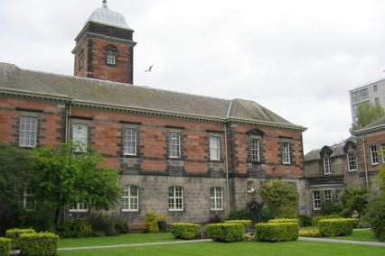 credit: https://upload.wikimedia.org/wikipedia/commons/f/fd/Dundee_University.jpg