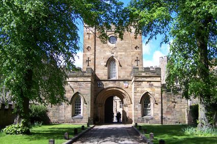 credit: https://upload.wikimedia.org/wikipedia/commons/b/b3/Durham_Castle_Eingang.jpg