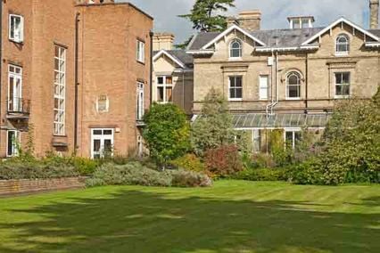 credit: https://www.reading.ac.uk/ready-to-study/accommodation/university-accommodation/self-catered-halls/st-georges-hall.aspx