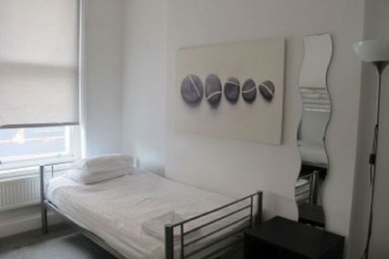 credit: https://image.student.com/max_600x600/property-91793-4b6e0decd7f347878f065232068bfff8.jpeg