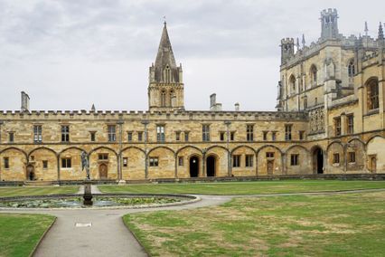 credit: https://twotravelingtexans.com/visit-christ-church-college-in-oxford/