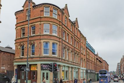 credit: https://www.unipolhousing.org.uk/media/5238/new-york-street-9.jpg?anchor=center&mode=crop&width=2048&heightratio=0.5625&format=jpg&quality=90&slimmage=true&rnd=131922797910000000
