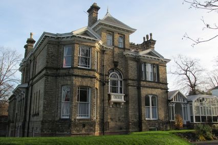 credit: https://upload.wikimedia.org/wikipedia/commons/f/f0/Greygarth_Hall_Manchester.JPG
