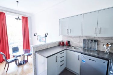 credit: https://angloaccommodation.com/wp-content/uploads/sites/5/2015/05/Clifton_Gardens_Flat_E_0014-1024x683.jpg