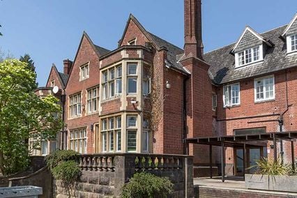 credit: https://le.ac.uk/~/media/uol/images/buildings/accommodation/oadby/digby-houses/digby-house-ext-846-1.jpg?h=474&w=846&la=en&hash=F9203CB5E87AA45A856514E602E631F5BFC64891