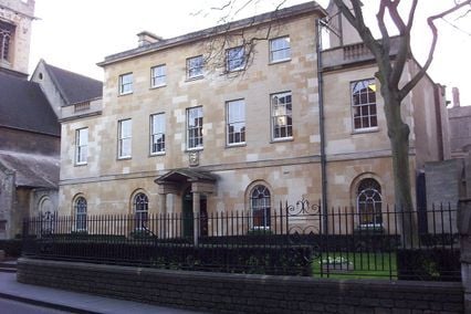 credit: https://upload.wikimedia.org/wikipedia/commons/thumb/2/23/St_Peter%27s_College%2C_Oxford.JPG/1200px-St_Peter%27s_College%2C_Oxford.JPG