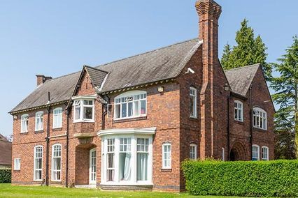 credit: https://le.ac.uk/~/media/uol/images/buildings/accommodation/oadby/gilbert-murray-houses/gilb-murray-h-ext-846-1.jpg?h=474&w=846&la=en&hash=5E09AB95F7C2A35E05F7684B25852AF66B0D8C2A