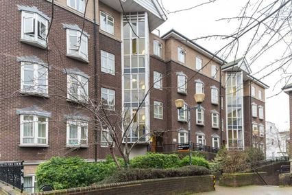 credit: https://www.ucl.ac.uk/accommodation/sites/accommodation/files/styles/owl_carousel/public/ann_stephenson_front.jpg?itok=LapUViH8