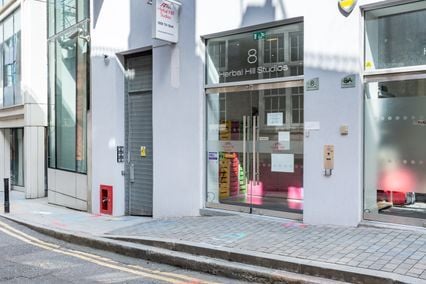 credit: https://media.mystudenthalls.com/2012/03/Silver-Studio-Hoxton-13-of-35-473x331.jpg