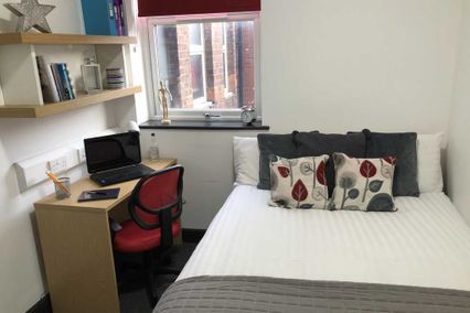 credit: https://api.cloudstudenthomes.co.uk/wp-content/uploads/2020/06/Classic-En-suite-Mandale-Terrace-2-1024x768.jpg