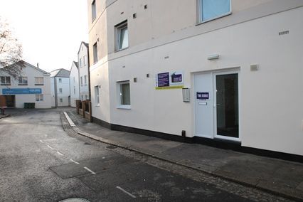 credit: http://www.studentrooms4plymouth.com/assets/uploads/CubeStudio28_30429e513201e6e09fcd1d05577.jpg