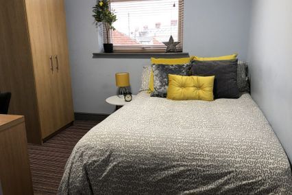 credit: https://api.cloudstudenthomes.co.uk/wp-content/uploads/2020/05/Millfield-House-Classic-Ensuite-6-1024x768.jpg