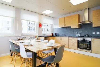 credit: https://wearehomesforstudents-com.imgix.net/https%3A%2F%2Fapi.wearehomesforstudents.com%2Fwp-content%2Fuploads%2F2021%2F05%2Fstudent-accommodation-edinburgh-8-roxburgh-shared-kitchen-2.jpg?fm=webp&lossless=true&q=75&w=1000&s=d23b1a3206d2bb04113943e2fd967aed