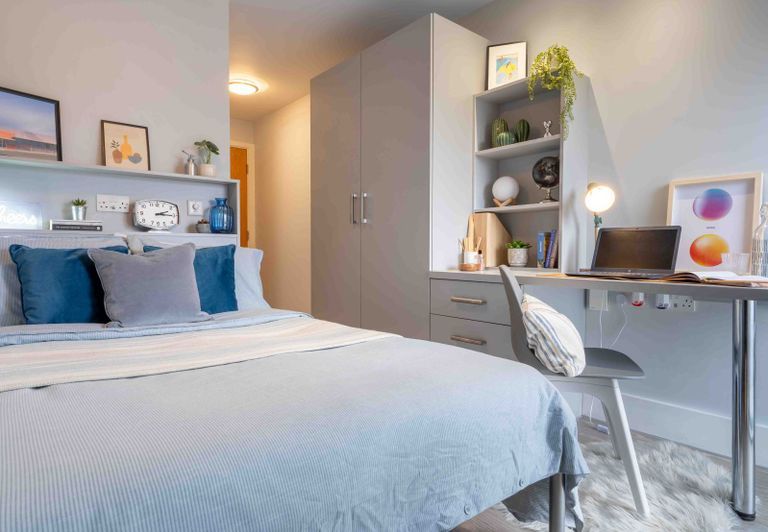 Hall - iQ Magenta House