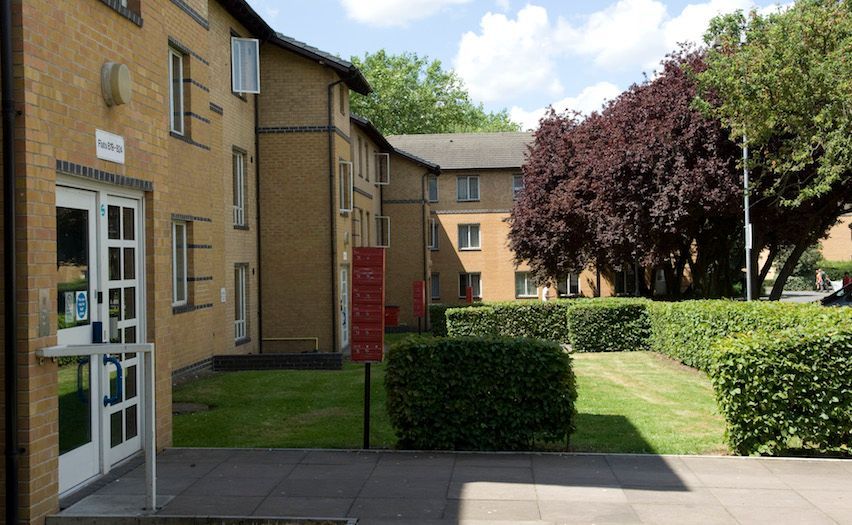 credit: http://www.mdx.ac.uk/__data/assets/image/0010/169984/Accomodation_Platt-Hall_Outdoor.jpg