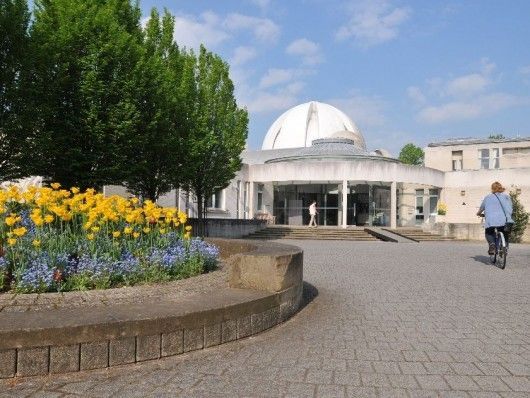credit: https://www.conferencecambridge.com/wp-content/uploads/2011/09/OLI_9062Lodge-Entrance-Tulips-530x398.jpg