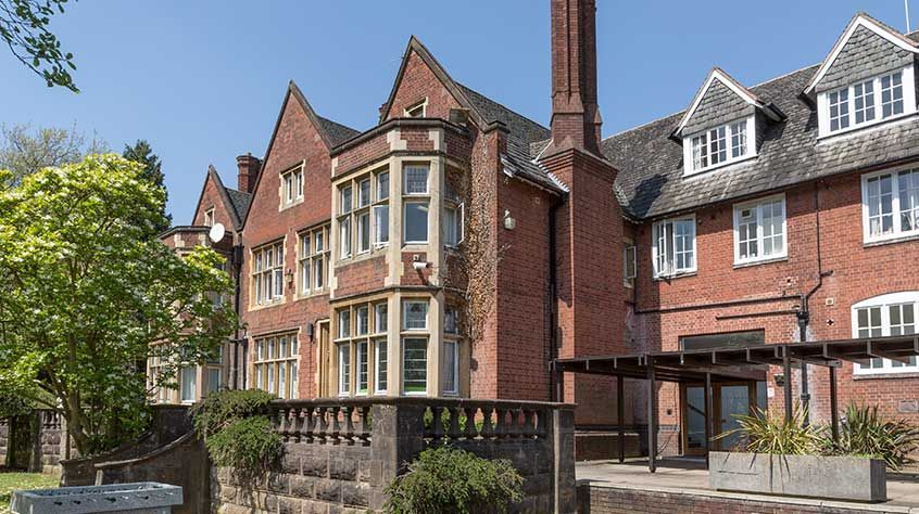 credit: https://le.ac.uk/~/media/uol/images/buildings/accommodation/oadby/digby-houses/digby-house-ext-846-1.jpg?h=474&w=846&la=en&hash=F9203CB5E87AA45A856514E602E631F5BFC64891