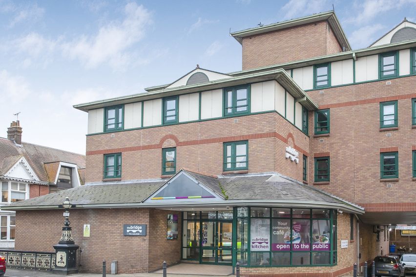 credit: https://essentialstudentliving.com/student-accommodation/guildford/the-bridge