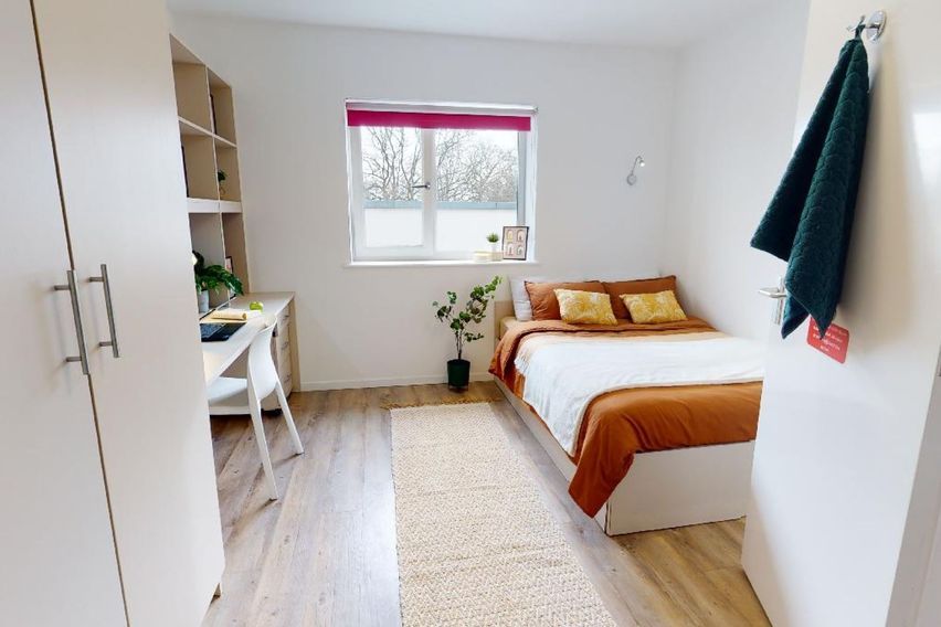 credit: https://www.iqstudentaccommodation.com/sites/default/files/styles/slider/public/2022-02/iQ-Student-Accommodation-Egham-The-Pad-Bedrooms-Large_En_Suite%286%29.jpg?itok=I92fhwe-